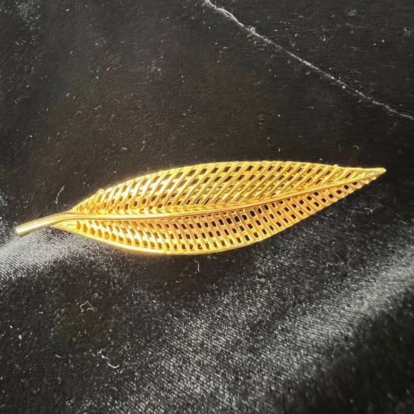 Corocraft Jewelry - Corocraft Vintage Gold Tone Openwork Leaf Brooch Pin Mesh Lattice Design